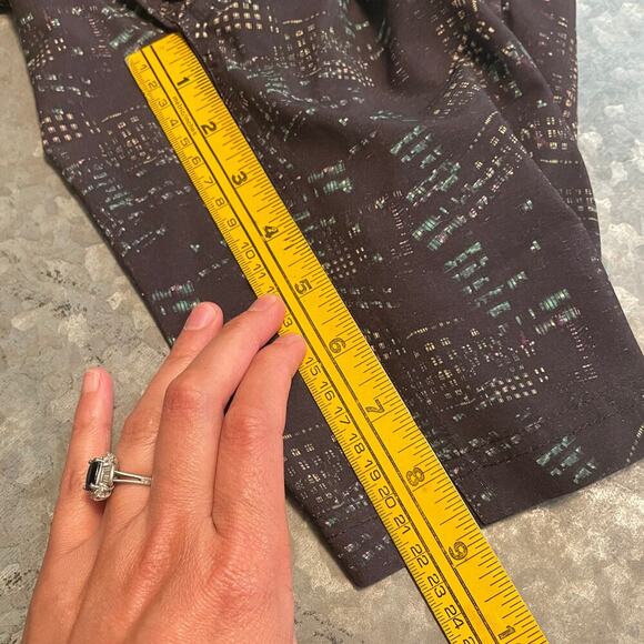 Lululemon T.H.E. Linerless Shorts Mens Large Multicolor AOP Black Athleisure - Picture 9 of 9